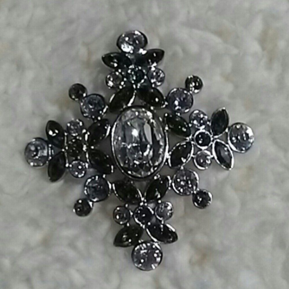 GORGEOUS DRESS BROOCH